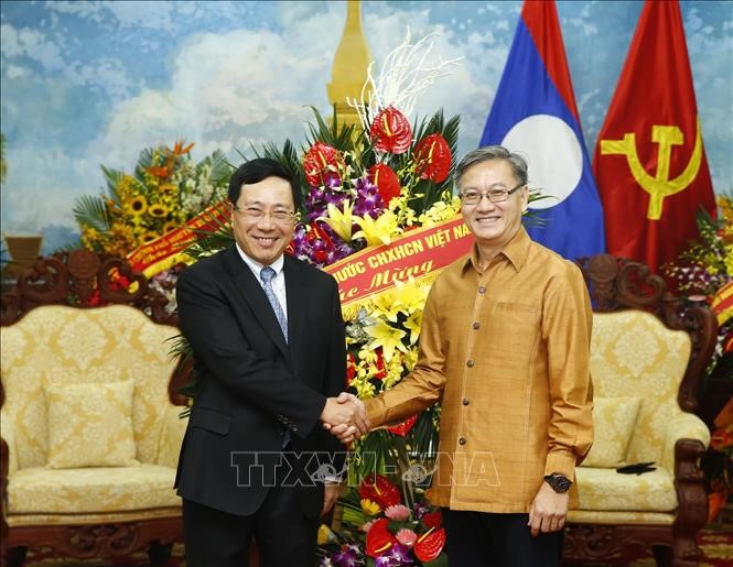 Trao đổi với Đại sứ Lào tại Việt Nam Thongsavanh Phomvihane, Phó Thủ tướng, Bộ trưởng Bộ Ngoại giao Phạm Bình Minh mong muốn hai nước tiết tục phát huy truyền thống tốt đẹp, giành thêm nhiều thành tích, đóng góp vào sự phát triển chung của khu vực. Ảnh: Lâm Khánh/TTXVN