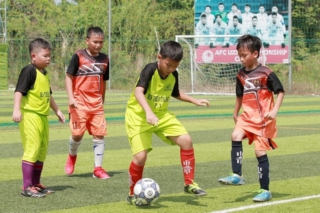  Pha tranh bóng trong trận Trường TH Hùng Vương B (ao xanh)- Trường TH Lê Lợi