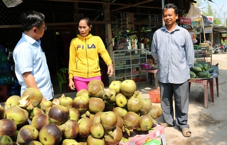 Chị Thạch Thị Đa Ra (ấp Sóc Rừng) vay 40 triệu đồng để mở rộng cửa hàng buôn bán tạp hóa.