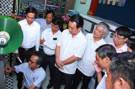 Phó Chủ tịch UBND tỉnh- Lữ Quang Ngời cùng đại biểu, khách hàng tham quan, vận hành thử máy do Công ty TNHH MTV- SX- TM và DV Vĩnh Phúc Thành Công phân phối.