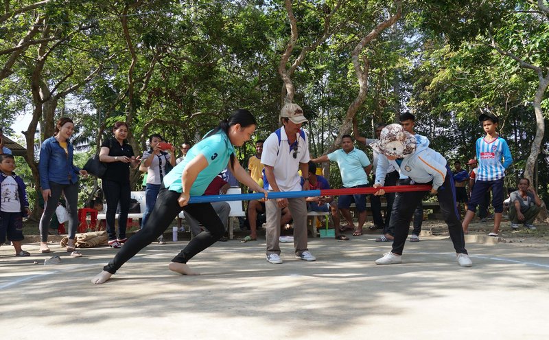 Nam, nữ đều tham gia môn thi đẩy gậy.