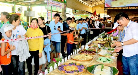  Hàng trăm loại bánh dân gian được giới thiệu tại lễ hội. 