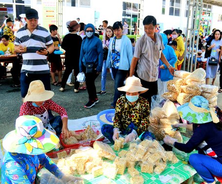 Cốm nổ Trung Thạnh, Cờ Đỏ. 