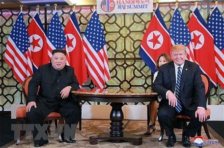 Tổng thống Mỹ Donald Trump (phải) và nhà lãnh đạo Triều Tiên Kim Jong-un (trái) tại cuộc gặp ở Hà Nội ngày 28/2/2019. (Ảnh: AFP/TTXVN)