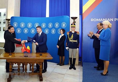 Thủ tướng Nguyễn Xuân Phúc và Thủ tướng Romania Viorica Dancila chứng kiến Lễ ký Bản ghi nhớ về hợp tác trong lĩnh vực nông nghiệp, thú y và an toàn thực phẩm giữa Bộ Nông nghiệp và Phát triển nông thôn Việt Nam và Bộ Nông nghiệp và Phát triển nông thôn Romania và Cơ quan quốc gia về an toàn thực phẩm, vệ sinh thú y Romania. (Ảnh: Thống Nhất/TTXVN)