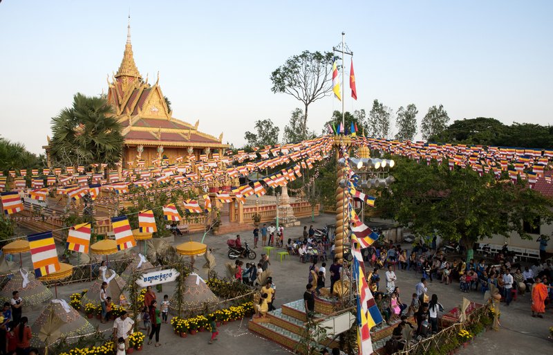 Một nghi thức quan trọng nhất diễn ra ở chùa là đắp núi cát.