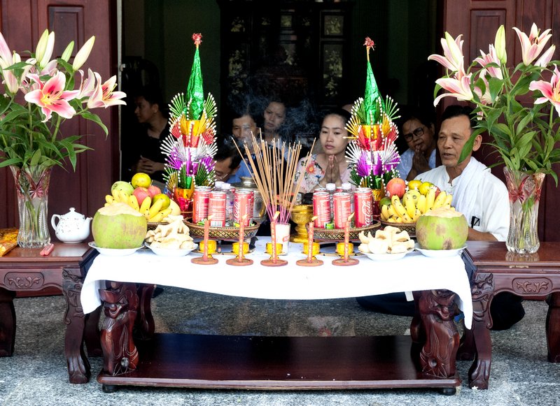 ​Nghi lễ chúc phúc được thực hiện trang trọng.