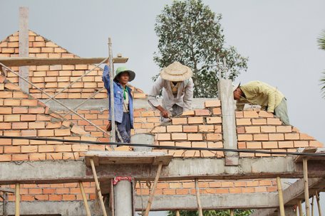 Nhiều căn nhà tường khang trang ở các xã có đông đồng bào dân tộc đang được đầu tư xây cất cho thấy cuộc sống đang ngày càng ấm no hơn.