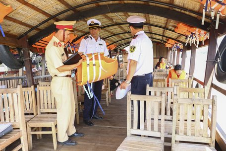 Phòng Cảnh sát giao thông, Công an tỉnh phối hợp với Cảng vụ Đường thủy nội địa trực thuộc khu vực IV đang tiến hành kiểm tra trang thiết bị an toàn trên các tàu du lịch đưa rước khách tại Công viên sông Tiền.