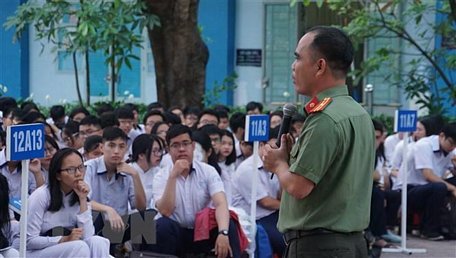 Các chuyên gia và đông đảo học sinh cùng tham gia trao đổi tại buổi tọa đàm ''Bạo lực học đường, dâm ô trẻ em - chống được không?'' (Ảnh: Thu Hoài/TTXVN)