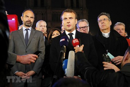 Tổng thống Pháp Emmanuel Macron (giữa), Thủ tướng Edouard Philippe (trái) và Bộ trưởng Văn hóa Franck Riester (thứ 2, trái) thị sát hiện trường vụ cháy Nhà thờ Đức Bà ở Paris ngày 15/4/2019. (Nguồn: AFP/TTXVN)