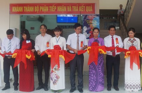 Các đại biểu cắt băng khánh thành mô hình một cửa liên thông.