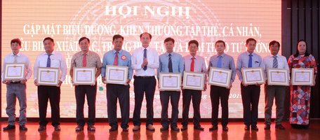 Đồng chí Trần Xuân Thiện- Bí thư Đảng ủy Khối Doanh nghiệp tỉnh trao giấy khen cho các cá nhân tiêu biểu xuất sắc.