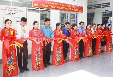 Các đại biểu cắt băng khánh thành mô hình một cửa liên thông.