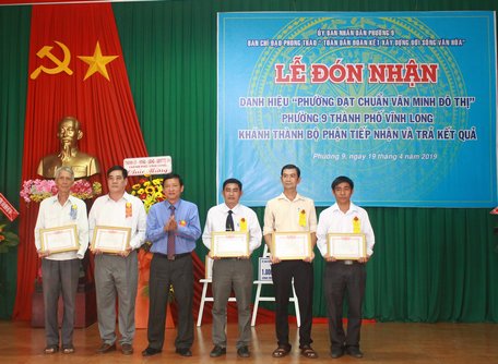 UBND thành phố tặng giấy khen cho các tập thể và cá nhân đạt thành tích tiêu biểu.