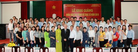  Các học viên chụp ảnh cùng ban giám hiệu, đại biểu tham dự lễ khai giảng.