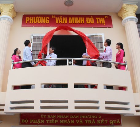 Lãnh đạo thành phố  và Phường 2 mở bảng hiệu Phường văn minh đô thị. 