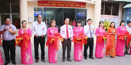 Đại diện lãnh đạo tỉnh, thành phố và phường cùng cắt băng khánh thành bộ phận tiếp nhận và trả kết quả. 