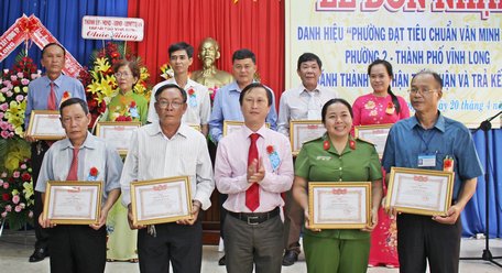 Dịp này, các tập thể có thành tích xuất sắc trong phong trào xây dựng văn minh đô thị được nhận giấy khen của UBND TP Vĩnh Long. 