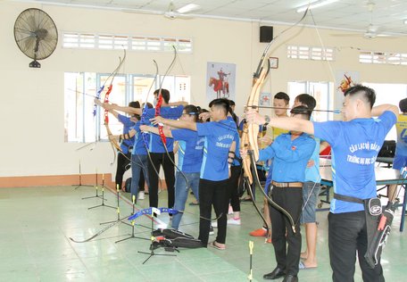 Thi đấu bắn cung.