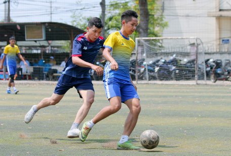 Pha tranh bóng trong trận chung kết, Vietinbank (áo vàng) thắng đội Đoàn Khối doanh nghiệp 7-3 để giành chức vô địch.