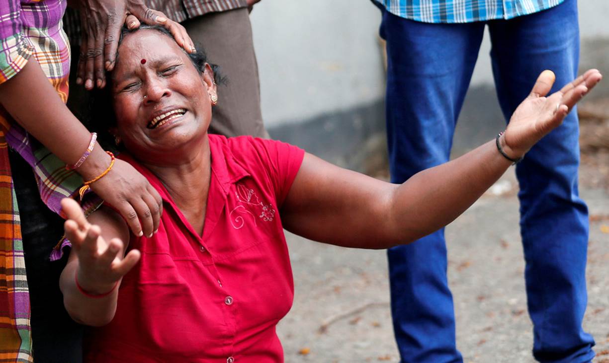 Người nhà nạn nhân loạt đánh bom Sri Lanka tại đến Thánh Anthony, nhà thờ Kochchikade, thủ đô Colombo ngày 21-4. N. A. Sumanapala, một người bán hàng ở gần đó mô tả: "Máu chảy thành sông, tro bụi rơi trắng xóa như tuyết" - Ảnh: REUTERS.
