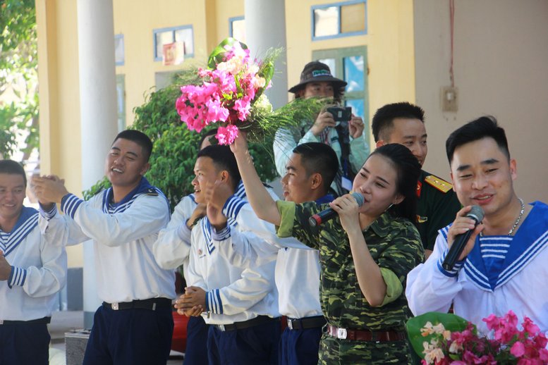 Tại các đảo, nhiều tiết mục văn nghệ, bài hát ngợi ca quê hương, tình yêu biển đảo được 2 đoàn nghệ thuật tỉnh Vĩnh Long và Yên Bái biểu diễn phục vụ cán bộ, chiến sĩ và người dân.