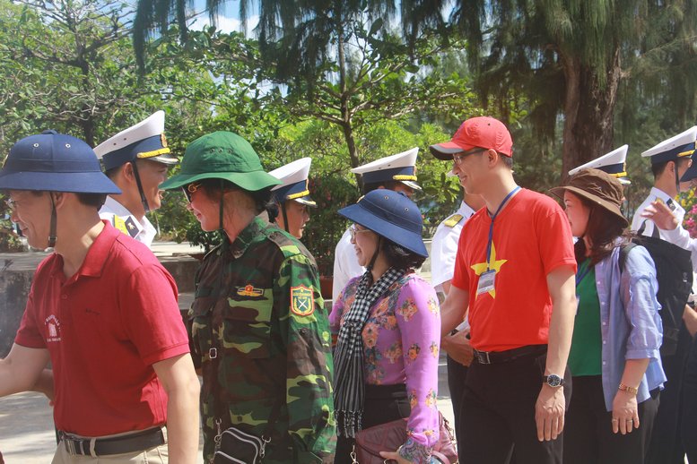 Đoàn đến thăm cán bộ, chiến sĩ đang công tác trên đảo Sinh Tồn Đông. Đảo cách Cam Ranh 326 hải lý, bề mặt đảo là cát san hô vụn, lúc thủy triều xuống thấp nhất mặt đảo cao khoảng 2,3- 2,5m so với mực nước biển.