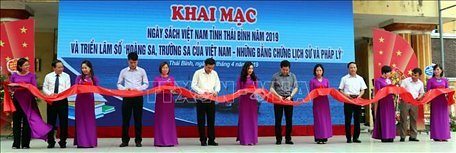 Cắt băng khai mạc Ngày sách và Triển lãm số 