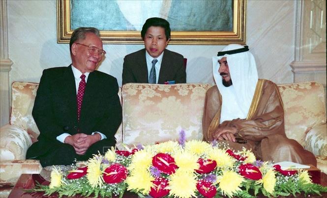 Quốc vương Kuwait Jaber Al-Ahmad Al-Sabah đón Chủ tịch nước Lê Đức Anh thăm hữu nghị chính thức Kuwait, ngày 1/5/1995. Ảnh: Cao Phong – TTXVN