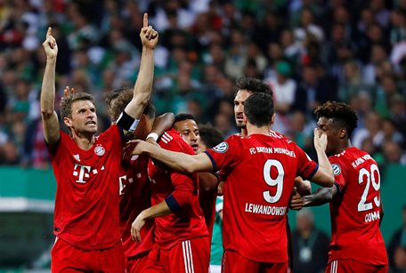 Các cầu thủ Bayern ăn mừng bàn nâng tỉ số lên 2-0 của Thomas Muller (bìa trái) - Ảnh: REUTERS