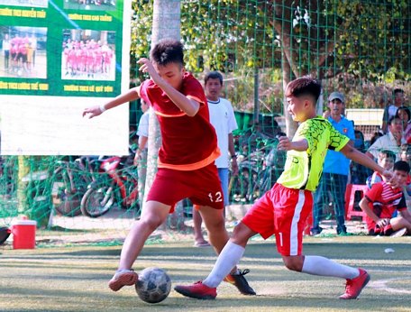 Pha tranh bóng trong trận đấu tranh chung kết, tại mùa giải 2018, Nguyễn Trãi (áo đỏ) thắng Lê Quý Đôn 1-0.