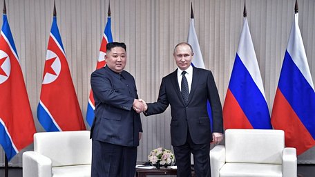 Tổng thống Nga Vladimir Putin (phải) trong cuộc gặp ngắn trước báo giới với nhà lãnh đạo Triều Tiên Kim Jong-un (trái) tại Trường Đại học Liên bang Viễn Đông ở đảo Rusky thuộc Vladivostok ngày 25/4/2019. (Nguồn: AFP/TTXVN)