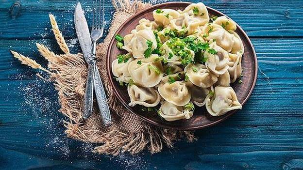 Tiếp theo là món bánh pelmeni. Đối với nhiều thế hệ người Nga, Pelmeni đã góp mặt rất thường xuyên trong nhiều hoạt động tập thể của gia đình.