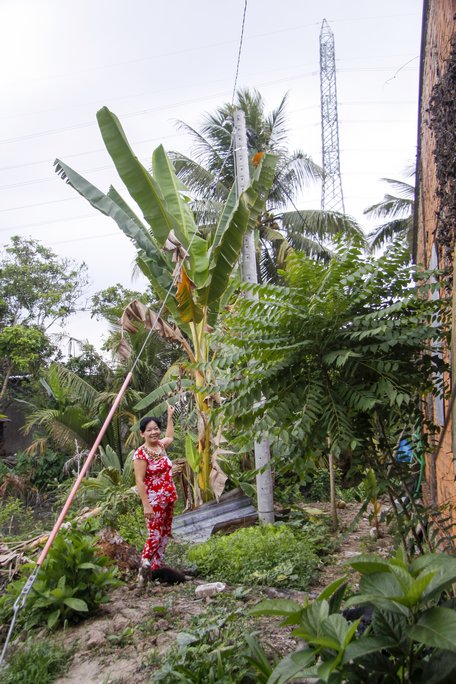 Chị Phan Thị Hoa vui mừng khi có đường dây hạ thế vào tới nhà, có điện sử dụng thoải mái lại giảm tiền sử dụng điện hàng tháng.