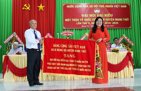 Bí thư Huyện ủy Mang Thít- Nguyễn Thị Minh Trang tặng bức trướng cho đại hội.