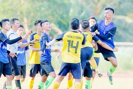 Sau pha tranh bóng ‘84”29 của trận đấu, giữa Bến Tre (áo xanh)- Vĩnh Long, những pha lao vào đánh, đá vào người đối phương.