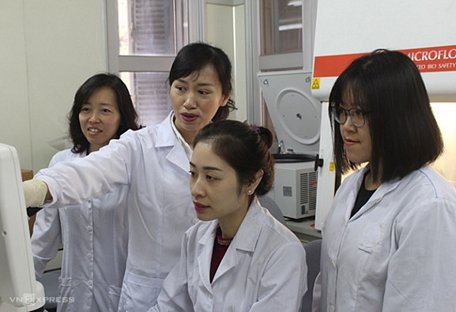 PGS Nguyễn Lê Khánh Hằng (thứ 2 từ trái sang) được đề cử Giải chính.Ảnh: Phan Minh