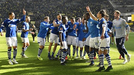 Schalke 04 giành chiến thắng và tiến gần đến việc trụ hạng thành công.