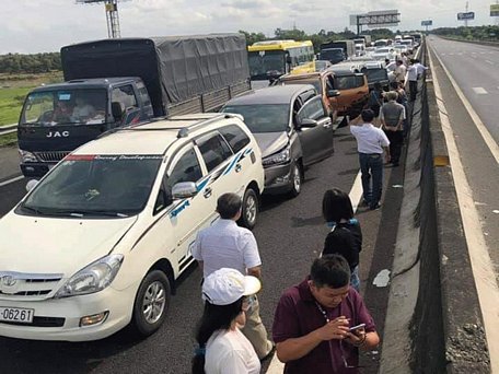 8 ô tô tông liên hoàn trên cao tốc khiến tuyến đường bị tắc nghẽn nghiêm trọng trong ngày nghỉ lễ.