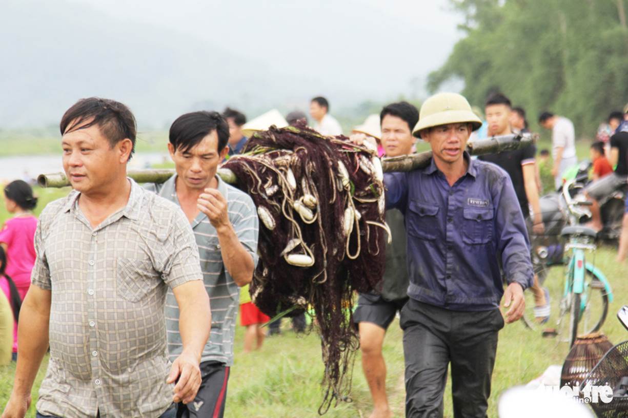 Từ 5h30 sáng 28/4, người dân đã bắt đầu mang lưới đến khu vực đánh cá - Ảnh: DOÃN HÒA