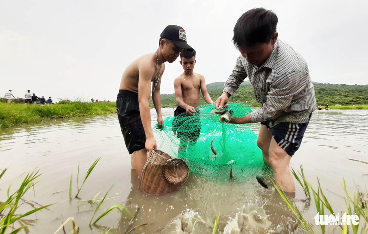 Với những con cá nhỏ, người dân sẽ thả ra đầm - Ảnh: DOÃN HÒA