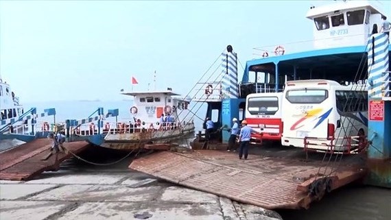 Lượng hành khách và phương tiện qua lại bến phà Gót, Hải Phòng hàng ngày rất đông