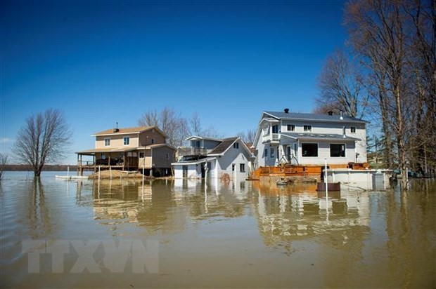 Cảnh ngập lụt ở Montreal, Quebec, Canada, ngày 22/4. (Ảnh: AFP/TTXVN)