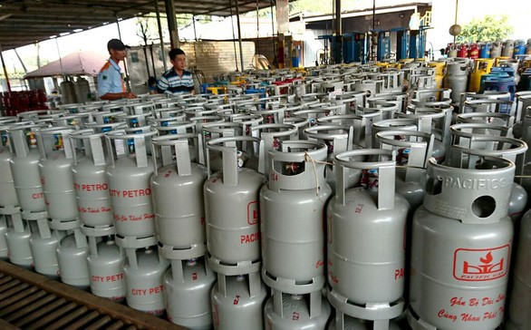 Giá gas trong nước tiếp tục tăng lần thứ 5 liên tiếp với giá gas bán lẻ trong nước đã tăng thêm 42.000 đồng/bình 12kg - Ảnh: N.H.