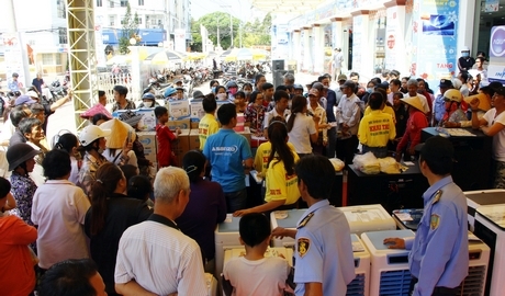 Khách hàng chen chân mua sắm hàng khuyến mãi tại trung tâm điện máy.