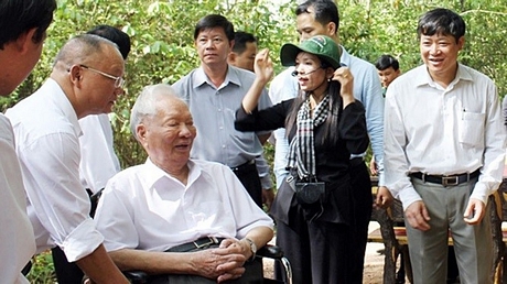 Nguyên Chủ tịch nước, Đại tướng Lê Đức Anh trong lần về thăm lại chiến trường xưa. Ảnh: Báo Bình Phước