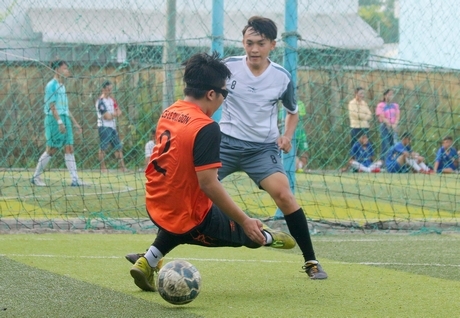  Tiền đạo Trương Đức Trí (Trường THCS Nguyễn Trường Tộ) đạt giải vua phá lưới.