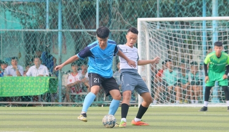  Pha tranh bóng của đội Trường THCS Nguyễn Trường Tộ (áo trắng).
