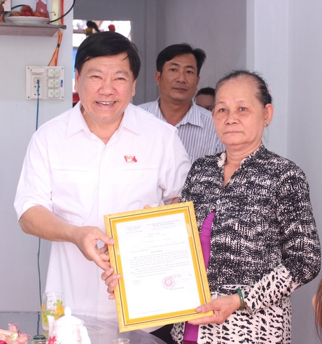Bí thư Tỉnh ủy- Trần Văn Rón trao quyết định bàn giao nhà cho gia đình anh Nguyễn Thanh Sang
